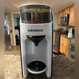 Brand new Baby Brezza Formula Pro Advanced Formula Dispenser - White